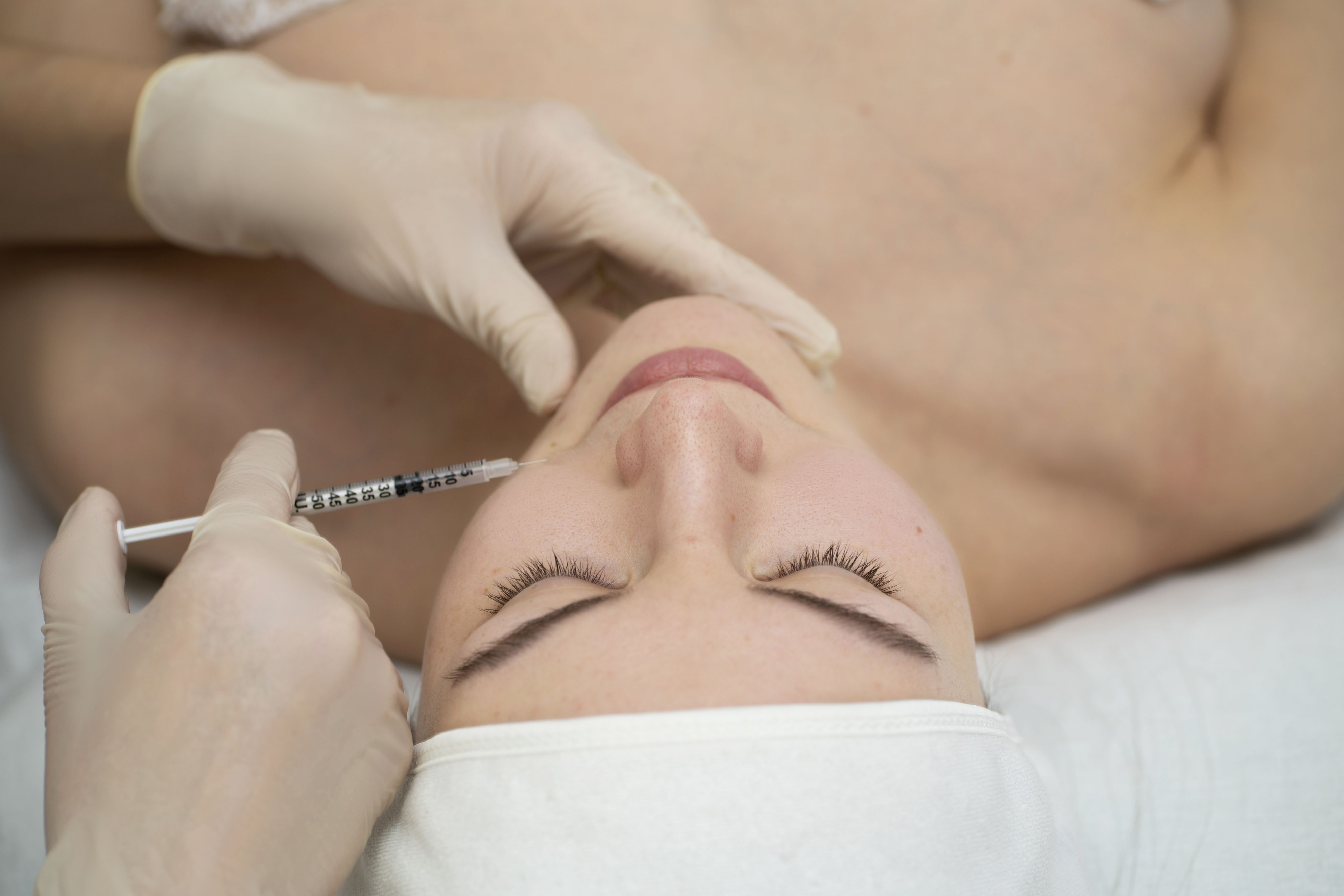 Stymulatory tkankowe – na czym polega zabieg i dlaczego tak wiele kobiet decyduje się na naturalne odmładzanie skóry?