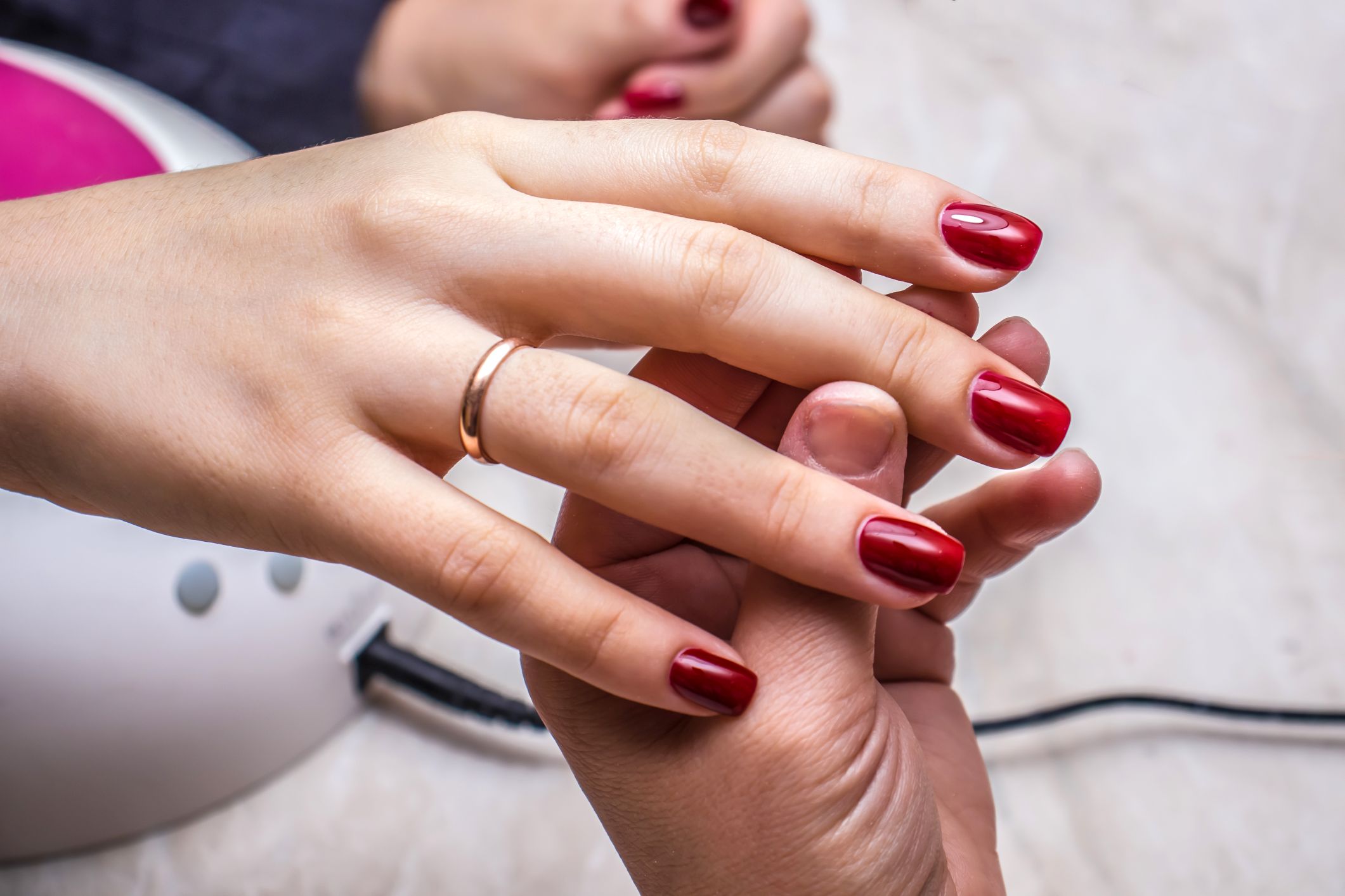 Jak przedłużyć trwałość lakieru hybrydowego? Sprawdzone sposoby na piękny manicure